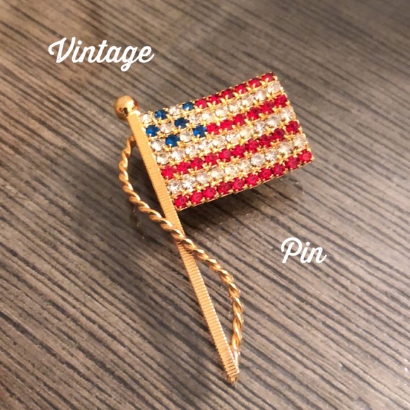 Vintage Jewelry - Vintage Rhinestone American Flag Pin Goldtone